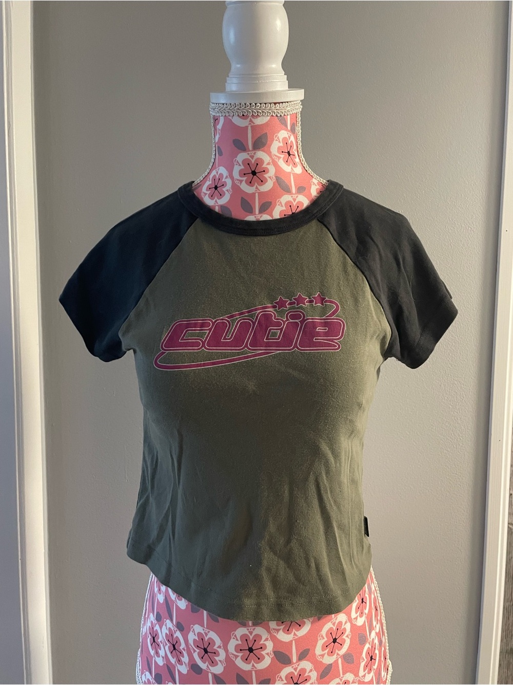 Cutie Graphic Raglan Crop Top - Olive Green & Black